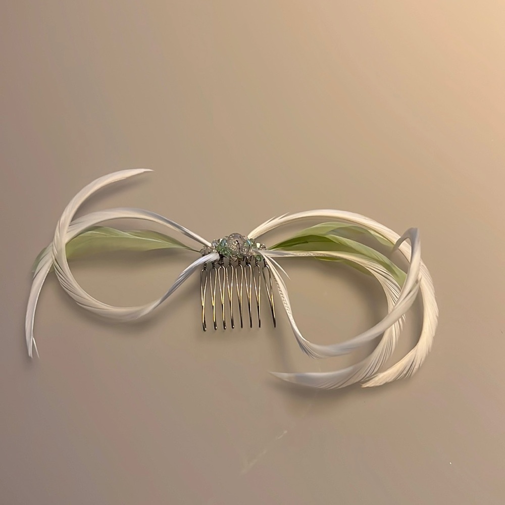 Carolina Herrera hair comb with feathers